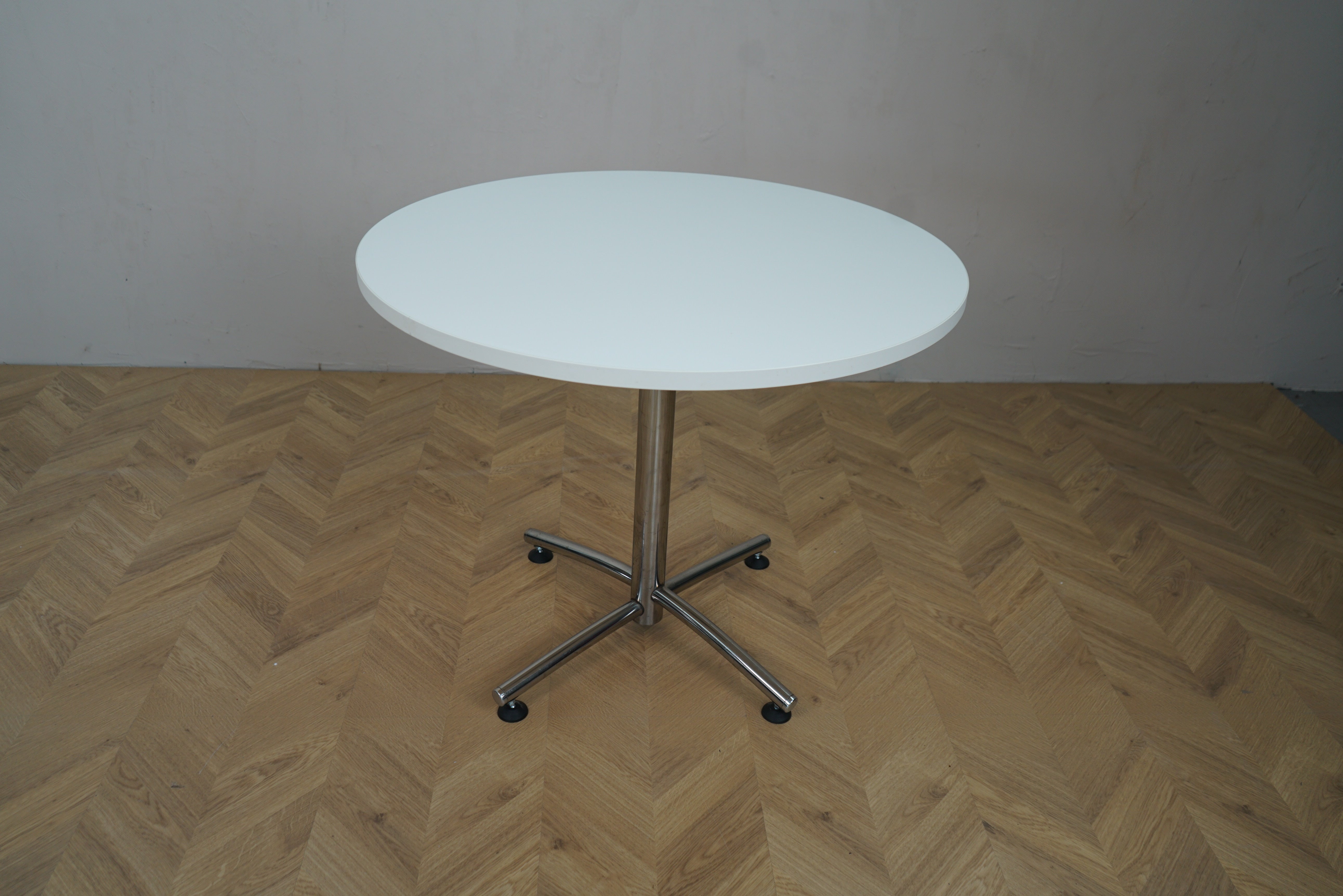 Brugt rundt cafébord Ø90 cm – hvid bordplade og krom stel set forfra